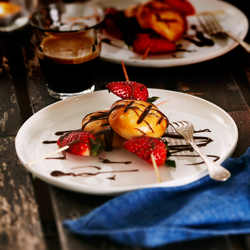 Grilled Vanillas and strawberries with melted chocolate