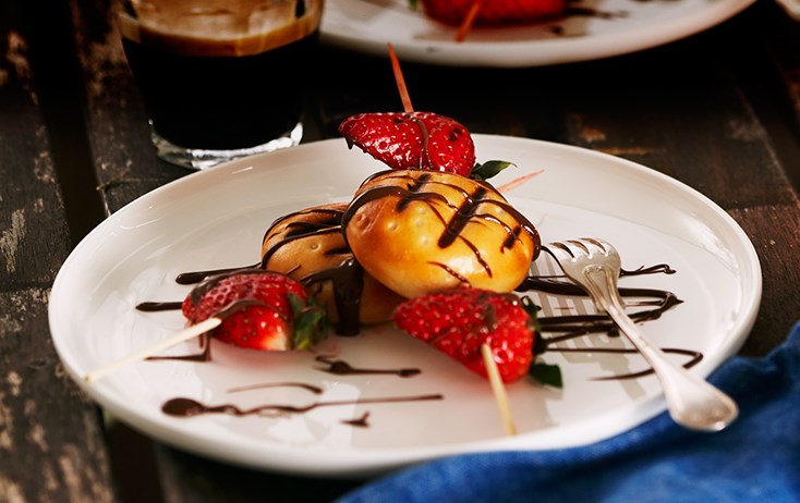 Grilled Vanillas and strawberries with melted chocolate